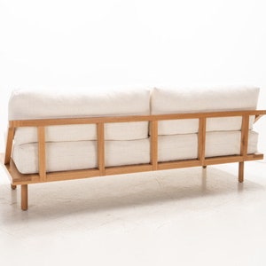 78 Mid Century Style White Oak Feather Down Sofa imagem 6