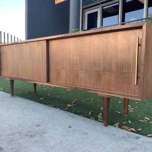 Credenza aerodinámica de nogal de 72″ hecha a mano