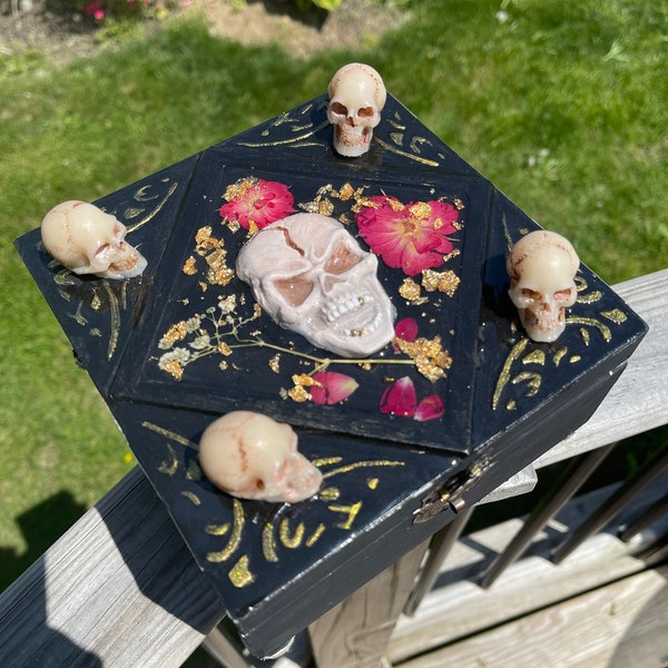 Memento Mori Skull Jewelry Box Gothic Art Real Preserved Flowers Handmade Jewelry Box Roses and 24k Gold Skeletons Skull Art