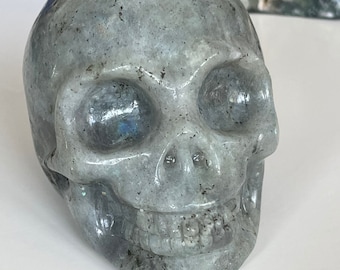 Cráneo de cristal de labradorita tallado a mano: destello de arcoíris púrpura, piedra curativa
