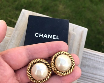 Clipe de pérola Chanel em tom dourado autêntico em brincos