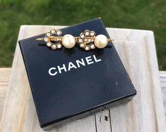 80s Authentic vintage Coco Chanel Brooch with Faux Pearls Gold