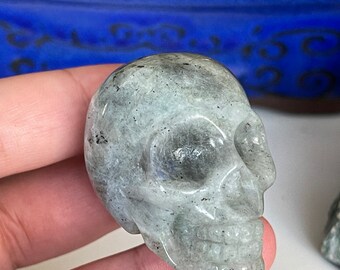 Cráneo de cristal de labradorita tallado a mano: destello de arcoíris púrpura, piedra curativa