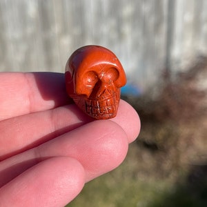 Caveira de Jaspe Vermelho Esculpida à Mão: Mini Cristal de Cura
