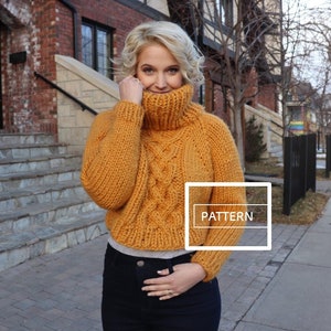 Peut inclure: Un pull col roulé en tricot torsadé jaune moutarde avec un motif en tricot épais. Le pull est court et a des manches longues. Le mot "PATTERN" est écrit en blanc sur un rectangle blanc.
