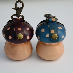 Estuche de cuero con forma de hongo, llavero con clip de metal, monedero, billetera para artículos pequeños, estuche para lápiz labial y auriculares