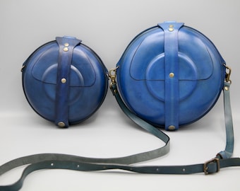 Sac de gourde petite et grande taille en cuir dur moulé bleu, sac à bandoulière rond, sac à bandoulière unique fait main en bandoulière de couleur bleue