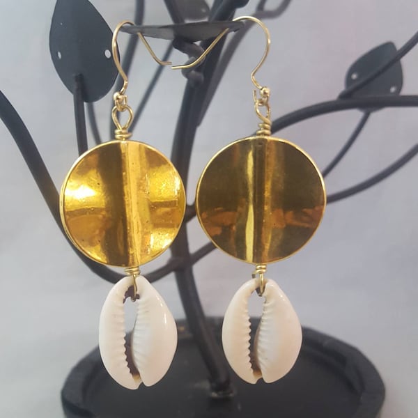 Belles boucles d’oreilles Cowrie Shell.