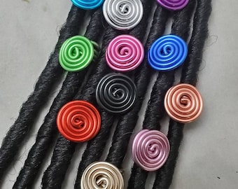Może przedstawiać: Zestaw 10 kolorowych spiralnych koralików do dreadlocków. Korale są wykonane z metalu i występują w różnych kolorach, w tym niebieskim, zielonym, czerwonym, różowym, srebrnym i złotym.