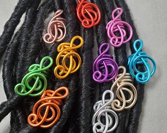 Peut inclure: Un ensemble de dix perles de cheveux en forme de clé de sol colorées en fil métallique. Les perles sont de différentes couleurs, notamment le vert, l'orange, le rose, le violet, le bleu et l'argent.