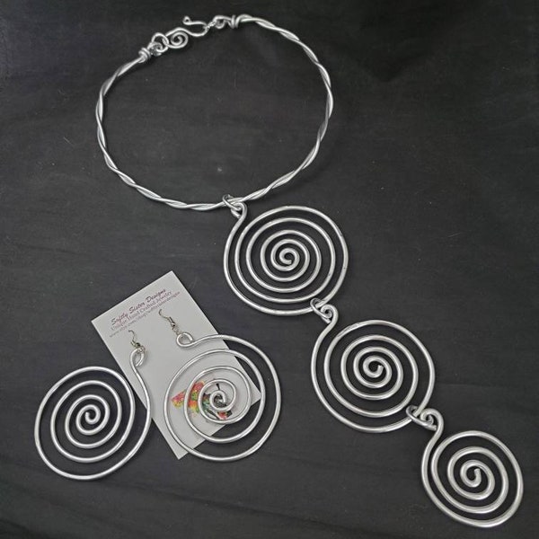 Collier de fil en spirale et boucles d’oreilles, bijoux enveloppés de fil, bijoux de déclaration, collier de fil, collier en aluminium, art filaire