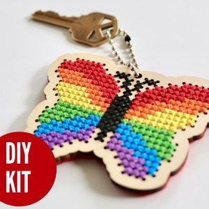 Regenbogen Schmetterling Kreuzstich Holz Rucksack Anhänger/Schlüsselanhänger DIY Kit - Anfängerprojekt das ist perfekt für den Frühling!