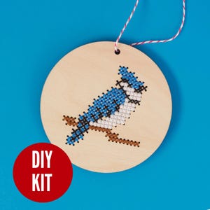 Kit d'ornement de point de croix en bois de geai bleu - projet de bricolage pour débutant par Canadian Stitchery