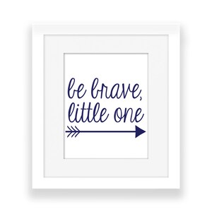 Be Brave, Little One Sign, DIY Printable Nursery Decor, Baby Boy Nursery Sign, Kids Room Art, Téléchargement instantané, Bleu marine, Bleu foncé, Tribal