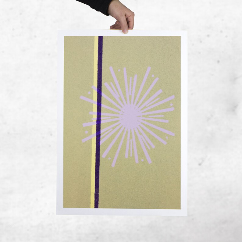 Op de afbeelding: Een lichtgroene poster met een paarse en gele streep aan de linkerkant. Een groot paars sterburst-ontwerp is gecentreerd op de poster.