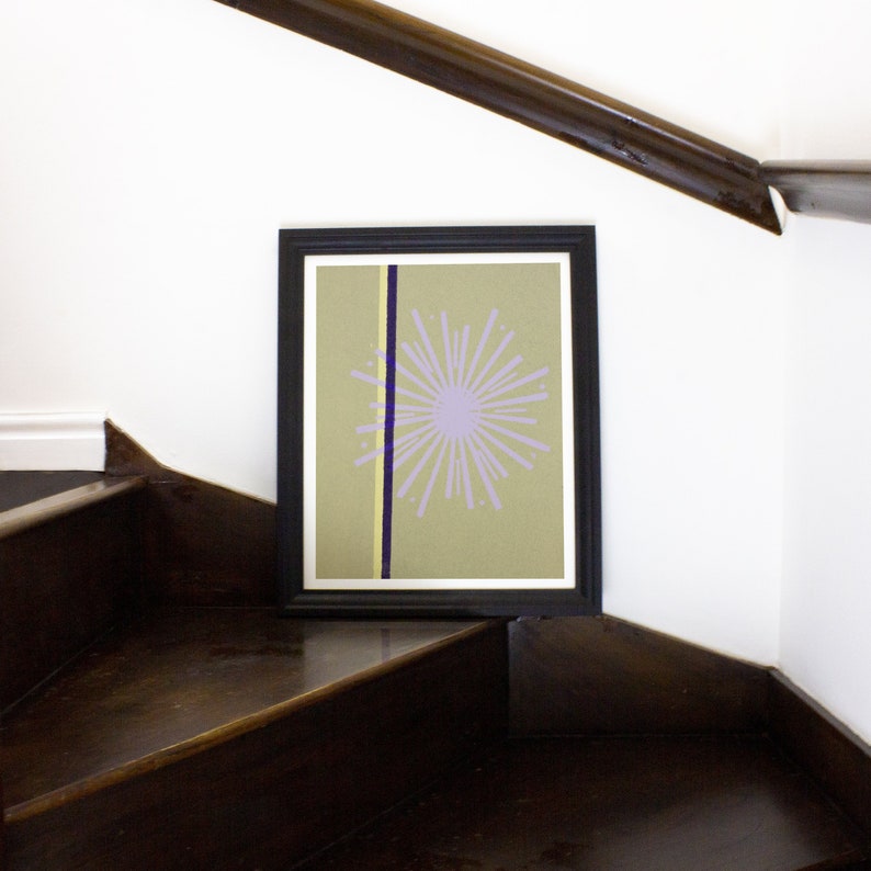 Op de afbeelding: Een ingelijst drukwerk met een lichtgroene achtergrond en een paars stervormig ontwerp. De lijst is zwart en de print is gemat.
