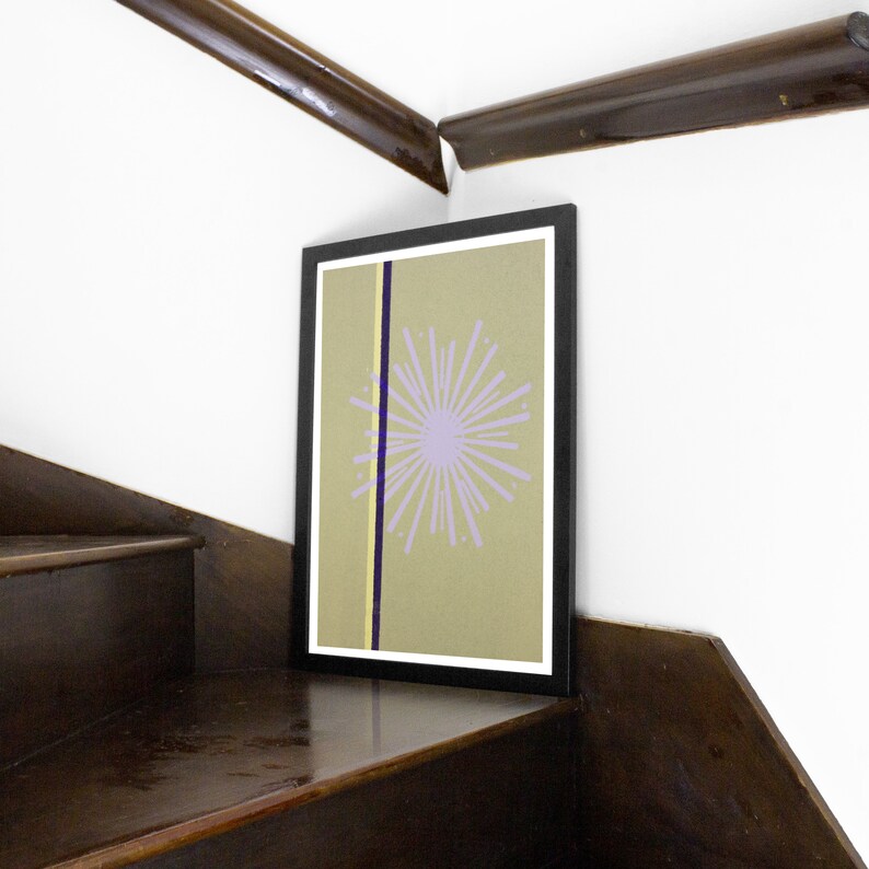 Op de afbeelding: Een ingelijste print met een geometrisch ontwerp in tinten paars, geel en bruin. Het ontwerp bevat een gestileerde stervorm op een lichtbruine achtergrond.