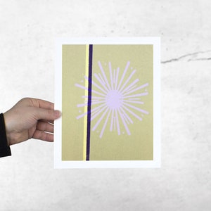 Op de afbeelding: Een lichtgroene print met een paarse stervormige ontploffing en een verticale gele en paarse streep.