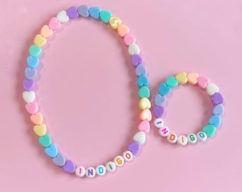 Conjunto de pulsera y collar con cuentas de letras Rainbow Hearts para niñas. Incluye nombre personalizado. Regalo ideal para niñas pequeñas. Pulsera elástica.
