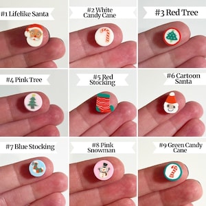 Puede incluir: Nueve encantos de arcilla polim&eacute;rica con tem&aacute;tica navide&ntilde;a. Los encantos son redondos y presentan varios dise&ntilde;os, que incluyen Pap&aacute; Noel, bastones de caramelo, &aacute;rboles de Navidad y calcetines.