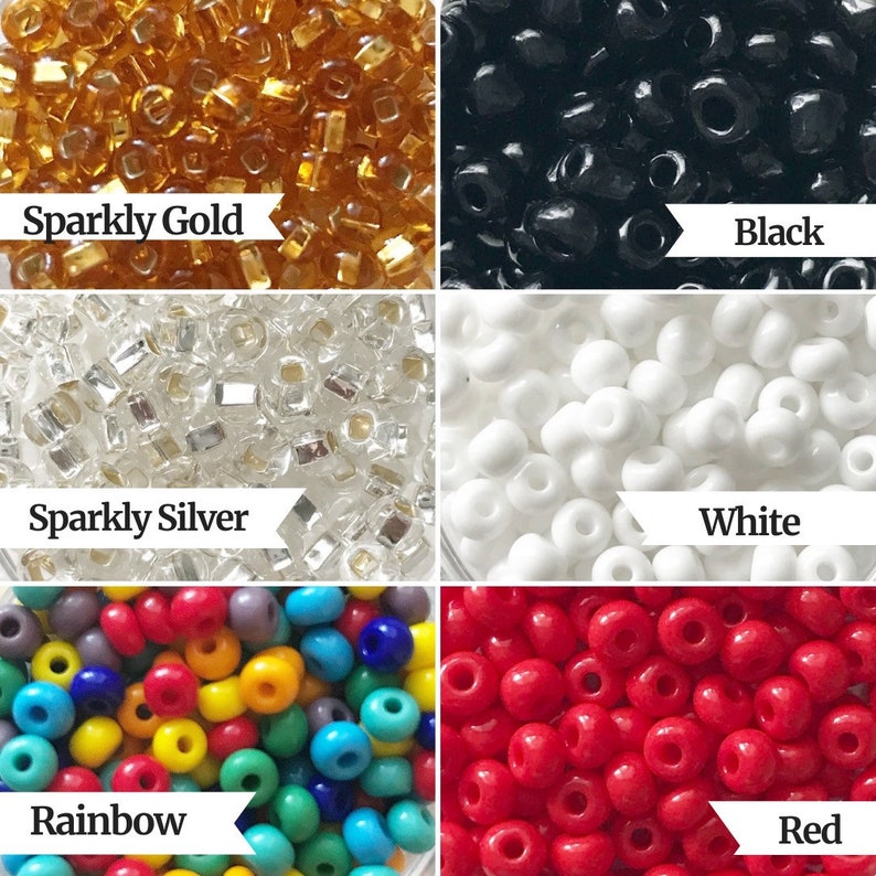 K&ouml;nnte beinhalten: Sortiment an Perlen in verschiedenen Farben, darunter glitzerndes Gold, glitzerndes Silber, Schwarz, Wei&szlig;, Regenbogen und Rot.