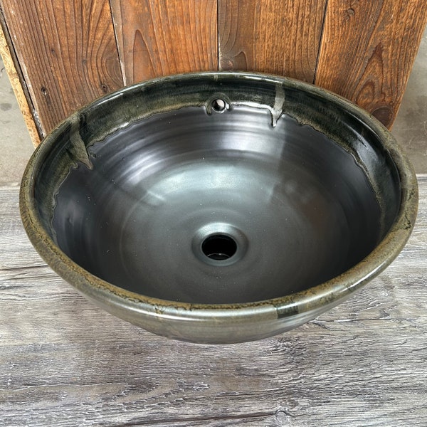 VENTA Fregadero de cerámica negro de 15” hecho a mano y 5 1/2” de profundidad; Lavabo de cerámica para baño con rebosadero. Fregadero tirado a mano con defectos menores.