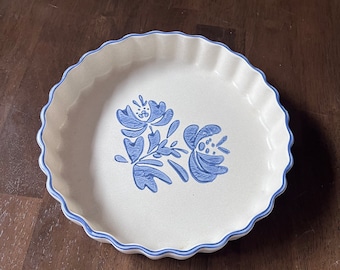 PFALTZGRAFF "Yorktowne" Quiche Pie Plate 9-Inch Flan Pastry Pan Stoneware Flute Edge Oven Microwave Gray Blue Floral Kitchen