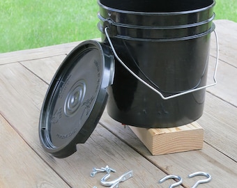 1-Gallon Chicken Nipple Waterer – Hanging Bucket with Hooks, Lid, and Base