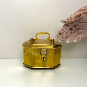 Scatola in ottone con piede fatto a mano / Interessanti dettagli numerati / Scandinavia vintage