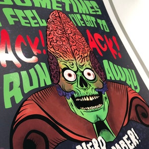 Könnte beinhalten: Ein grüner und roter Außerirdischer mit einem großen Kopf und einem breiten Lächeln. Der Außerirdische trägt eine rote und schwarze Robe. Der Text "Sometimes I feel I've got to ack! Run away! Nerd Chamber!" ist auf dem Bild gedruckt.
