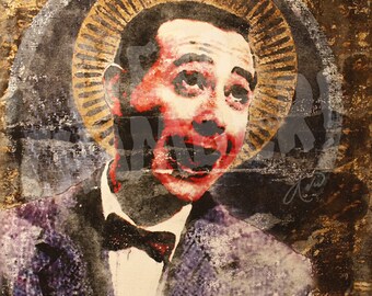 以下が含まれることがあります： ハローをつけたスーツと蝶ネクタイを着た男性の絵画。絵画は、テクスチャのある背景と、色あせて傷んだような外観で、宗教的なアイコンに似ています。