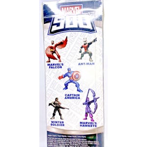 Op de afbeelding: Een plastic container met een transparant voorpaneel dat vijf kleine actionfiguren van Marvel-superhelden laat zien. De figuren zijn: Marvel's Falcon, Ant-Man, Captain America, Winter Soldier en Marvel's Hawkeye. De container is gelabeld met "Marvel 500".