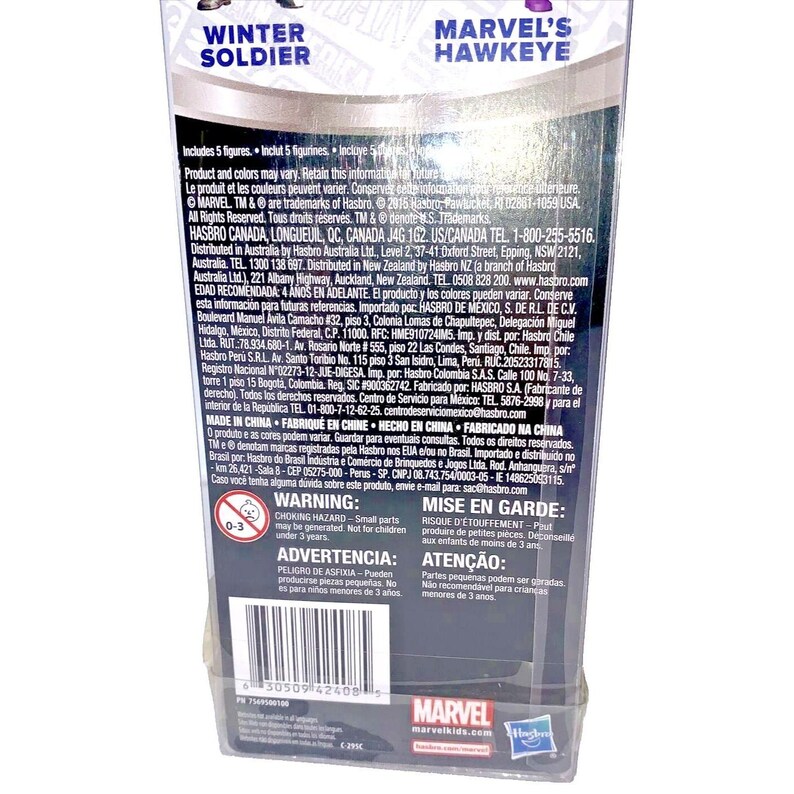 Op de afbeelding: Een kartonnen doos met een rode, witte en blauwe achtergrond waarop Marvel's Winter Soldier en Hawkeye action figuren staan. De doos bevat de tekst "Includes 5 figures. Inclut 5 figurines. Incluye 5" en "WAARSCHUWING: VERSLIKKINGSGEVAAR - Kleine onderdelen kunnen ontstaan. Niet geschikt voor kinderen jonger dan 3 jaar."