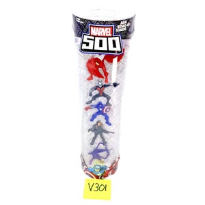 Op de afbeelding: Een doorzichtige plastic buis met vijf kleine plastic Marvel-superheldenfiguren. De figuren zijn rood, zwart, blauw en groen. De buis heeft een label met de tekst "MARVEL 500" en "AGE EDAD IDADE 4+". De onderkant van de buis heeft een gele sticker met de code "V301".