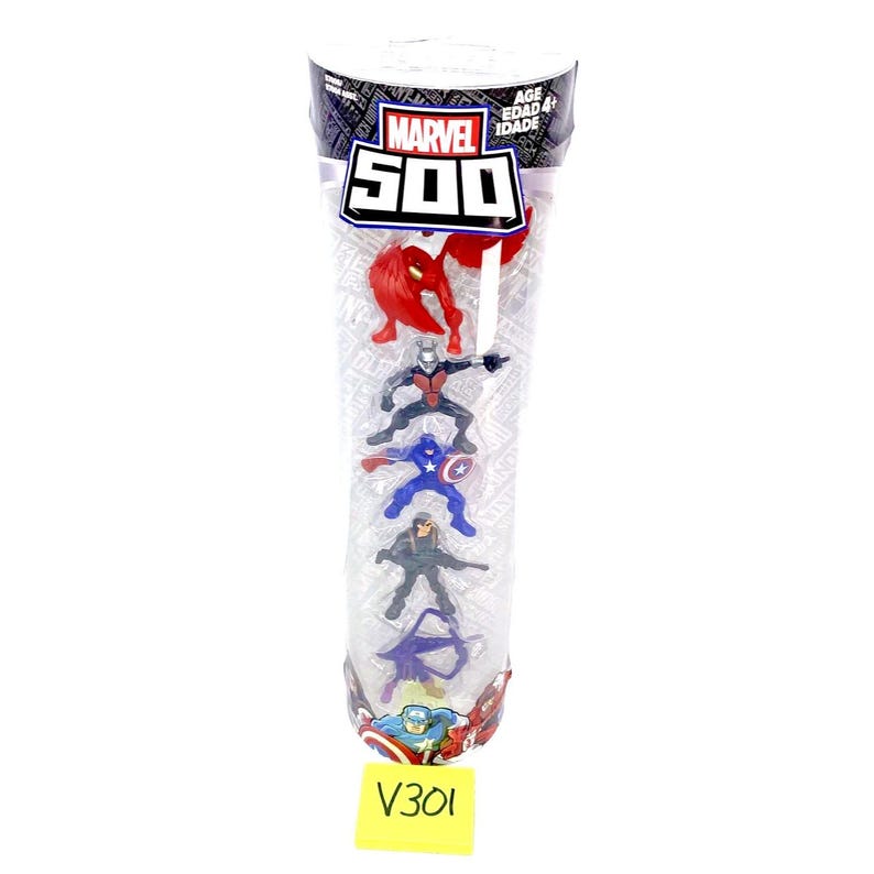 Op de afbeelding: Een doorzichtige plastic buis met vijf kleine plastic Marvel-superheldenfiguren. De figuren zijn rood, zwart, blauw en groen. De buis heeft een label met de tekst "MARVEL 500" en "AGE EDAD IDADE 4+". De onderkant van de buis heeft een gele sticker met de code "V301".