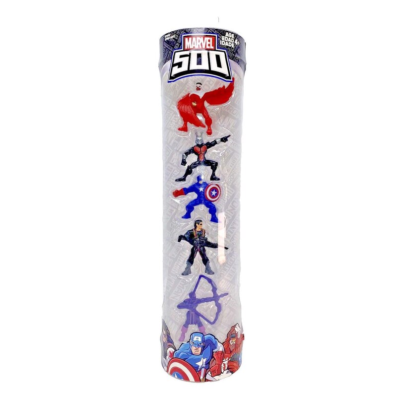 Op de afbeelding: Een doorzichtige plastic buis met vijf kleine Marvel-superheldenfiguren. De buis heeft een rood-wit-blauw Marvel 500-logo bovenop. De figuren zijn Ant-Man, Captain America, Hawkeye en twee versies van Spider-Man.