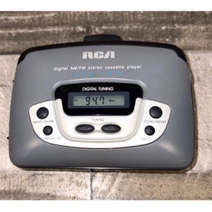 Reproductor de casete estéreo digital portátil AM/FM RCA rp-1872A. Funciona con B105.