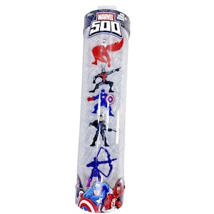 Op de afbeelding: Een doorzichtige plastic buis gevuld met kleine plastic figuren van Marvel-superhelden. De buis heeft een label met de tekst "Marvel 500" en toont afbeeldingen van Captain America, Iron Man, Thor en Hulk.