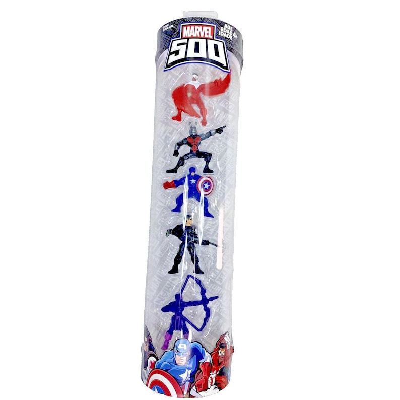 Op de afbeelding: Een doorzichtige plastic buis gevuld met kleine plastic figuren van Marvel-superhelden. De buis heeft een label met de tekst "Marvel 500" en toont afbeeldingen van Captain America, Iron Man, Thor en Hulk.