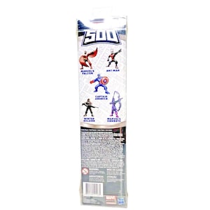Op de afbeelding: Een plastic verpakking met een transparante voor- en achterkant die verschillende Marvel-superhelden-actionfiguren laat zien. De figuren omvatten Captain America, Falcon, Ant-Man, Winter Soldier en Hawkeye. De verpakking heeft bovenaan een 500-logo en onderaan het woord "MARVEL".