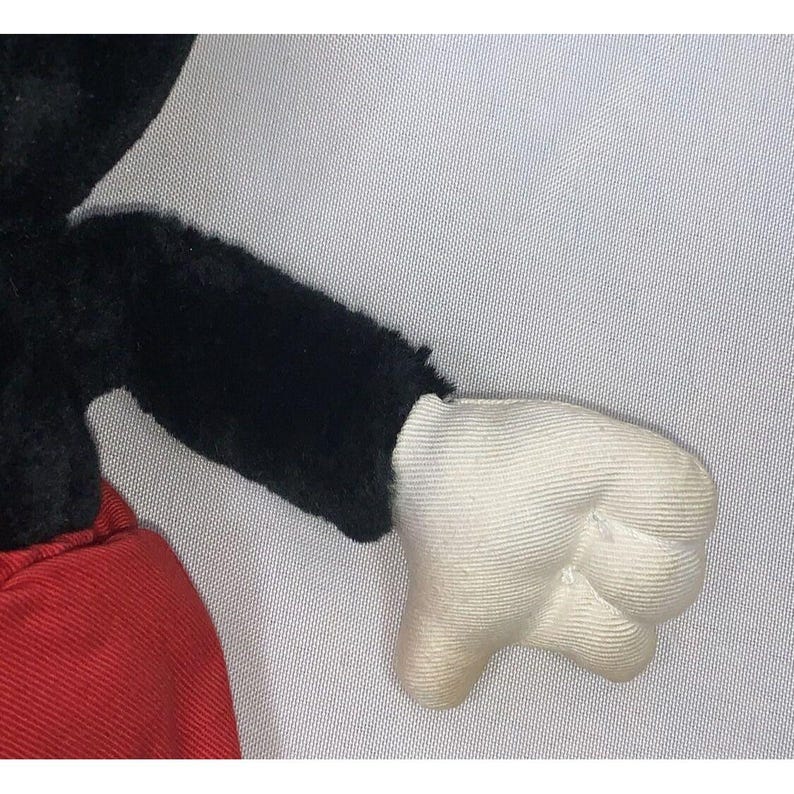 Puede incluir: Un juguete de peluche negro y rojo con un guante blanco. El juguete es un personaje de dibujos animados cl&aacute;sico.