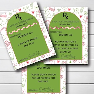 Puede incluir: Tres tarjetas de recetas navideñas del taller de Santa. Las tarjetas tienen un fondo verde con texto blanco y un diseño de bastón de caramelo rojo y blanco. Las recetas incluyen Gripe de reno, Pierna rota y Magia perdida.