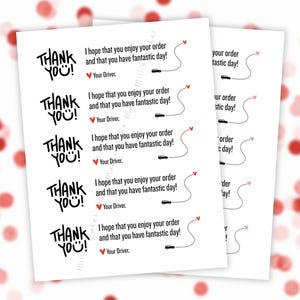 Puede incluir: Dos tarjetas blancas con la frase "THANK YOU!" en una fuente juguetona. Cada tarjeta tiene un mensaje: "¡Espero que disfrutes tu pedido y que tengas un día fantástico!" con un corazón y una ilustración de coche. Fondo bokeh rojo y blanco.