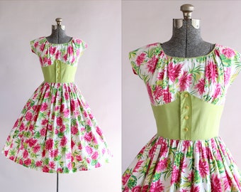 Vintage 1950s Dress / 50s Cotton Dress / Fuchsia Pink and Green Floral Print Dress w/ Corset Style Waist S