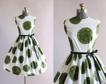 Vintage 1950s Dress / 50s Cotton Dress / Green and White Spider Web Novelty Print Dress XS