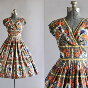 Vintage 50er Jahre Kleid / 50er Jahre Baumwollkleid / Richard Shops Empire Kleid mit grauem und orangefarbenem Blumenmuster im Empire-Stil