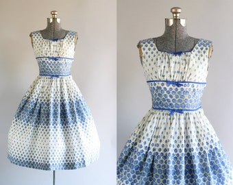 Vintage 1950s Dress / 50s Cotton Dress / Blue Rose Print Dress w/ Shelf Bust XS/S