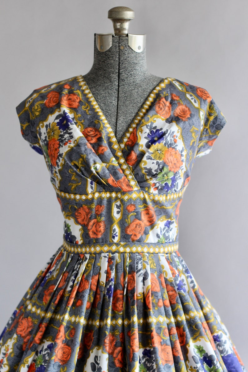 Vintage 1950s Dress / 50s Cotton Dress / Richard Shops Gray and Orange Floral Dress w/ Empire Bust XS/S image 2