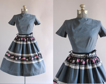 Vintage 1950s Dress / 50s Cotton Dress / Grey Floral Border Print Dress w/ Full Skirt S