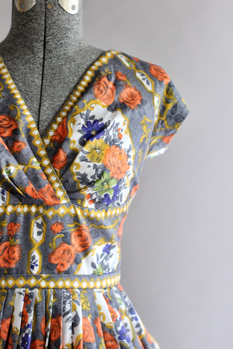 Vintage 1950s Dress / 50s Cotton Dress / Richard Shops Gray and Orange Floral Dress w/ Empire Bust XS/S image 8